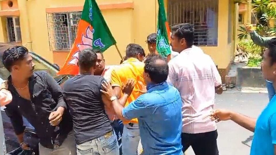 সূত্রের খবর, বীরভূমের তৃণমূল নেতা অনুব্রত মণ্ডলকে গ্রেফতারের দাবিতে কর্মসূচি পালনের কথা ছিল বিজেপির। সেখানে বিজেপির চারটি মণ্ডলের কর্মকর্তারা উপস্থিত ছিলেন। আসলে এই কর্মসূচির রাশ কার হাতে থাকবে এনিয়েও দলের অন্দরে নানা ধরনের মতভেদ রয়েছে। তার জেরেই এই পরিস্থিতি। 
