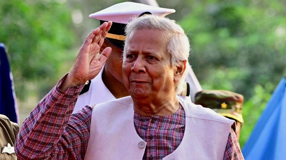 আর তার জেরে প্রশ্ন উঠেছে যে এরকম পরিস্থিতিতে কেন আচমকা প্রতিরক্ষা খাতে বরাদ্দ কমানোর পথে হাঁটল বাংলাদেশের অন্তর্বর্তীকালীন সরকার? সামরিক অভ্যুত্থানের যে জল্পনা ছড়িয়েছে, তাতে আতঙ্কিত হয়েই কি তিন বাহিনীকে (বাংলাদেশ সেনা, বাংলাদেশ বায়ুসেনা এবং বাংলাদেশ নৌসেনা) আরও দুর্বল করে দিতে চাইছেন ইউনুসরা? যদিও সেই প্রশ্নের কোনও উত্তর মেলেনি। (ফাইল ছবি, সৌজন্যে এএফপি)
