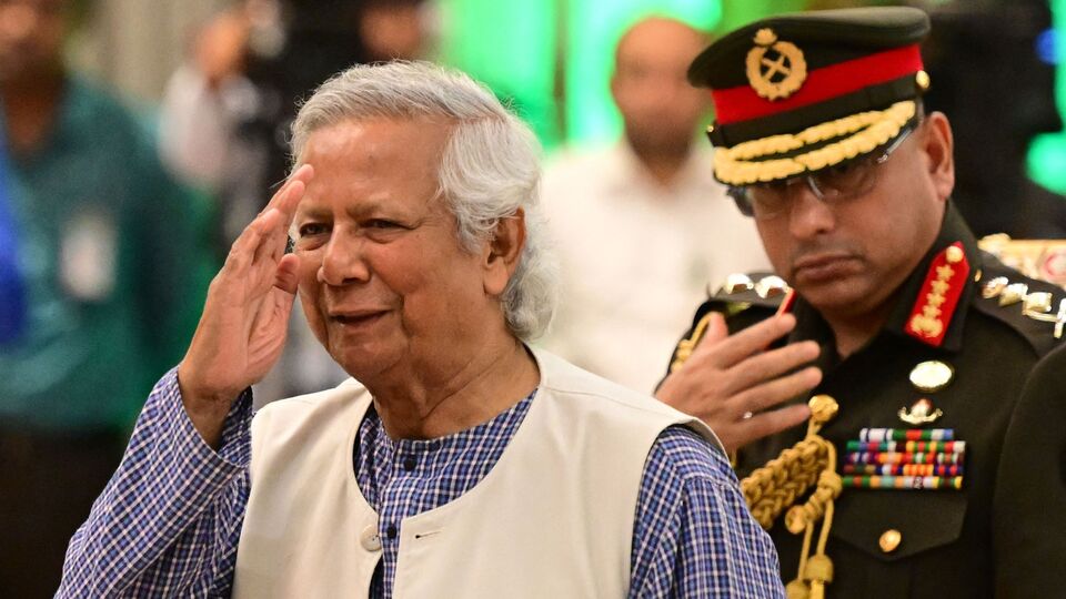 বাংলাদেশের অর্থ উপদেষ্টা সালেহউদ্দিন আহমেদ জানিয়েছেন, ২০২৫-২৬ অর্থবর্ষের প্রস্তাবিত যে বাজেট পেশ করা হয়েছে, তাতে প্রতিরক্ষা খাতে বরাদ্দের অঙ্কটা হল ৪০,৬৯৮ কোটি টাকা। অর্থাৎ যে অঙ্কটা গত অর্থবর্ষের থেকে ১,৩১৬ কোটি টাকার মতো কম। গত অর্থবর্ষে ৪২,০১৪ কোটি টাকা বরাদ্দের প্রস্তাব দেওয়া হয়েছিল। (ফাইল ছবি, সৌজন্যে এএফপি)