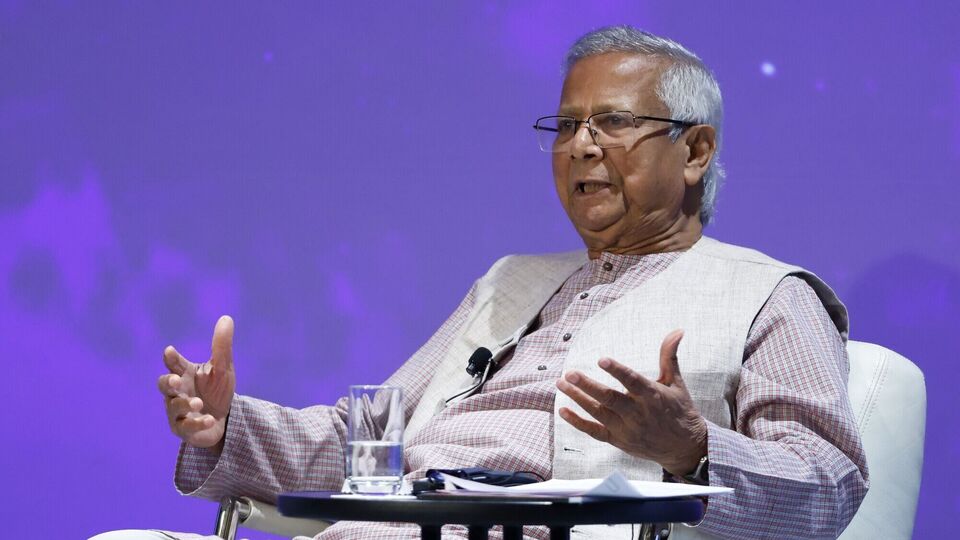 দক্ষিণ-পূর্ব এশিয়ায় পরিস্থিতি বেশ উত্তপ্ত রয়েছে। আরাকান আর্মিও চিন্তা বাড়াচ্ছে। সেই আবহে এবারের বাজেটে প্রতিরক্ষা খাতে বাংলাদেশ কত টাকা বরাদ্দ করে, সেদিকে তাকিয়েছিলেন অনেকে। কিন্তু ২০২৫-২৬ অর্থবর্ষে যে বাজেট পেশ করা হল বাংলাদেশে, তাতে প্রতিরক্ষা খাতে বরাদ্দ বেশ খানিকটা কমিয়ে দিল মহম্মদ ইউনুসের নেতৃত্বাধীন বাংলাদেশের অন্তর্বর্তীকালীন সরকার। (ফাইল ছবি, সৌজন্যে ব্লুমবার্গ)