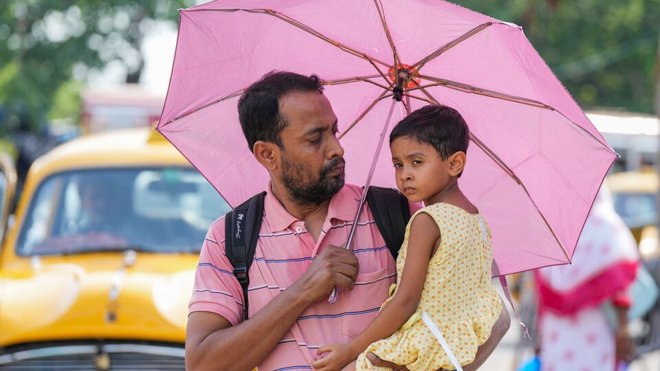 আর তাপপ্রবাহ এবং অস্বস্তিকর গরমের জন্য বিশেষভাবে সতর্ক করেছে আলিপুর আবহাওয়া দফতর। আবহাওয়া দফতরের তরফে জানানো হয়েছে, একেবারে অসহ্যকর গরম না পড়লেও শিশু, বৃদ্ধ এবং অসুস্থ মানুষদের সতর্ক থাকতে হবে। দীর্ঘদিন রোদে না থাকার বা রোদের মধ্যে কাজ না করার পরামর্শ দিয়েছেন আবহবিদরা। বিশেষত সকাল ১১ টা থেকে বিকেল ৪ টে পর্যন্ত রোদে যতটা কম থাকা যায়, সেই পরামর্শ দেওয়া হয়েছে। (ছবি সৌজন্যে পিটিআই)