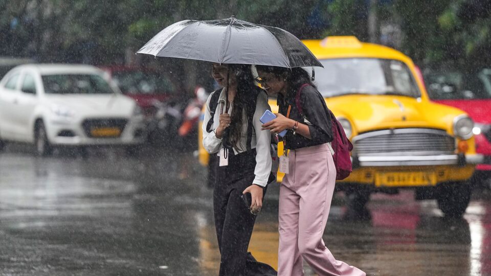 তারইমধ্যে বুধবার মুর্শিদাবাদ, নদিয়া, পুরুলিয়া, বাঁকুড়া, পূর্ব বর্ধমান, পশ্চিম বর্ধমান, উত্তর ২৪ পরগনা এবং দক্ষিণ ২৪ পরগনার কয়েকটি অংশে বজ্রবিদ্যুৎ-সহ হালকা থেকে মাঝারি বৃষ্টি হবে। বাকি জেলাগুলির একটি বা দুটি অংশে বৃষ্টি হতে পারে। বীরভূম ও মুর্শিদাবাদে ঘণ্টায় ৪০-৫০ কিমি বেগে ঝড় উঠবে। বাকি জেলাগুলিতে ঝড়ের বেগ থাকবে ঘণ্টায় ৩০-৪০ কিমি। দক্ষিণবঙ্গের সব জেলায় হলুদ সতর্কতা জারি করা হয়েছে। (ছবি সৌজন্যে পিটিআই)