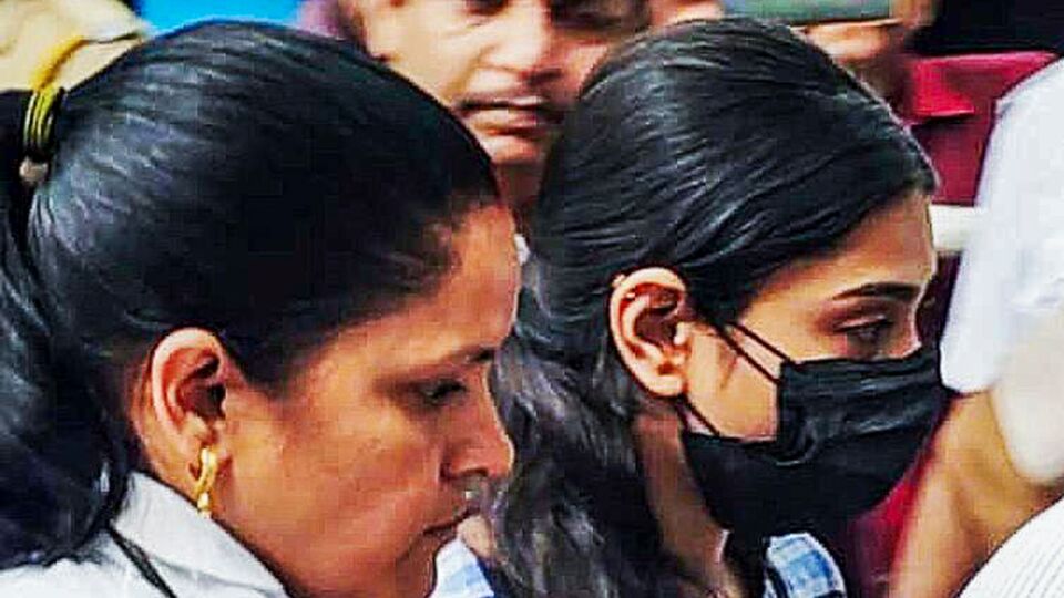 মঙ্গলবার বিচারপতি চট্টোপাধ্যায় বলেছেন, 'সোশ্যাল মিডিয়ায় ভিডিয়ো দেওয়া হয়েছিল। সেটা শুনেছিলেন (মানুষ)। আর তার জেরে একাংশের ভাবাবেগে আঘাত লেগেছে। দেখুন, আমাদের বাকস্বাধীনতা আছে। কিন্তু সেটার অর্থ এই নয় যে অন্যদের (ভাবাবেগে) আঘাত করবেন আপনি। আমাদের দেশ বৈচিত্র্যময়। বিভিন্ন জাতি, বর্ণ, ধর্মের মানুষ আছে। তাই আমাদের অবশ্যই সতর্ক থাকা উচিত।' (ছবি সৌজন্যে পিটিআই)