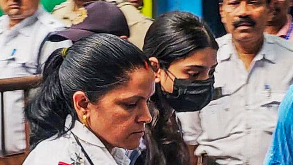 পুণের একটি বেসরকারি আইন কলেজে ছাত্রী শর্মিষ্ঠাকে গুরুগ্রাম থেকে গ্রেফতার করেছে কলকাতা পুলিশ। অভিযোগ উঠেছে, অপারেশন সিঁদুরের রেশ ধরে তিনি সোশ্যাল মিডিয়ায় যে ভিডিয়ো পোস্ট করেছিলেন, তাতে এমন মন্তব্য করেছিলেন যে একাংশের ধর্মীয় ভাবাবেগে আঘাত লেগেছে। যদিও গ্রেফতারির আগেই সেই ভিডিয়ো ডিলিট করে দেন শর্মিষ্ঠা। আর ক্ষমাও চেয়ে নেন। (ছবি সৌজন্যে পিটিআই)