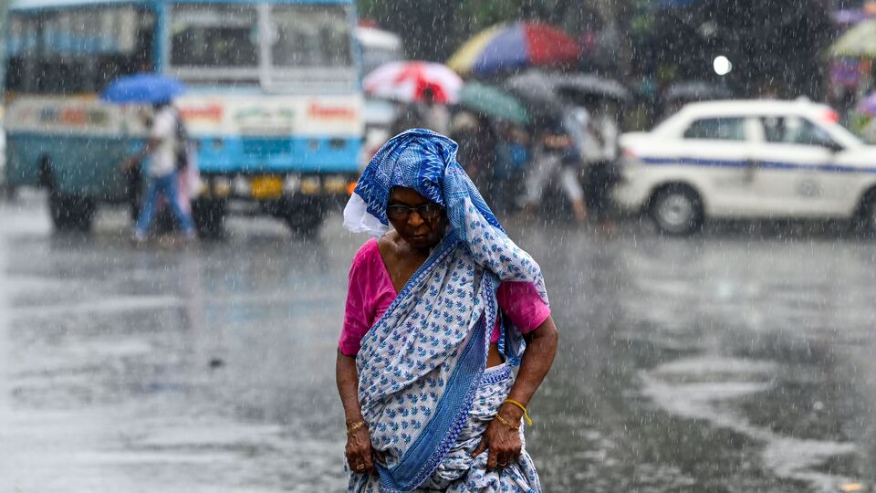 আগামী কয়েকদিন উত্তরবঙ্গের আবহাওয়া- আবহাওয়ার রিপোর্ট বলছে, উত্তরবঙ্গে আজ কোথাও কোথাও বইতে পারে ঝোড়ো হাওয়া। এরপর বুধবার উত্তরের সব জেলায় বজ্র বিদ্যুৎ সহ বর্ষণ হতে পারে। উত্তরবঙ্গের নিচু এলাকাগুলিতে জল জমারও সম্ভাবনা থাকছে। দার্জিলিং ও কালিম্পংএর পার্বত্য অঞ্চলে রয়েছে ধস নামার সম্ভাবনা। আগামী তিন দিন প্রচুর পরিমাণ বৃ্ষ্টির সম্ভাবনা রয়েছে।(Hindustan Times)