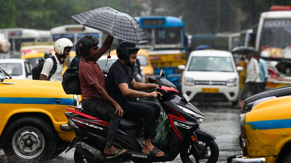 আজ বীরভূম, মুর্শিদাবাদ, নদিয়া, উত্তর ২৪ পরগনা এবং দক্ষিণ ২৪ পরগনার একটি বা দুটি অংশে বজ্রবিদ্যুৎ-সহ হালকা থেকে মাঝারি বৃষ্টি হবে। আর ঘণ্টায় ৩০-৪০ কিলোমিটার বেগে ঝোড়ো হাওয়া বইবে। ওই পাঁচটি জেলায় হলুদ সতর্কতা জারি করা হয়েছে। তবে তাতে যে খুব গরম কমে যাবে, সেটা মোটেও নয়। বরং আপাতত বেশ গরম থাকবে। (ছবি সৌজন্যে, সমীর জানা/হিন্দুস্তান টাইমস)