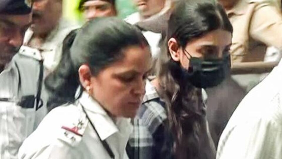 পালটা রাজ্যের তরফে দাবি করা হয়, শর্মিষ্ঠাকে নোটিশ পাঠানো হয়েছিল। কিন্তু শর্মিষ্ঠা ও তাঁর পরিবারের সদস্যরা গুরুগ্রামে 'পালিয়ে' গিয়েছিলেন। গুরুগ্রাম থেকে গ্রেফতারির পরে তাঁকে ম্যাজিস্ট্রেটের কাছে পেশ করা হয়েছিল। দেওয়া হয়েছিল তিনদিনের হেফাজতের নির্দেশ। তারপর তাঁকে কলকাতায় আনা হয়। আর নিম্ন আদালতে জামিনের আর্জি খারিজ হয়ে গিয়েছে। (ছবি সৌজন্যে এএনআই)