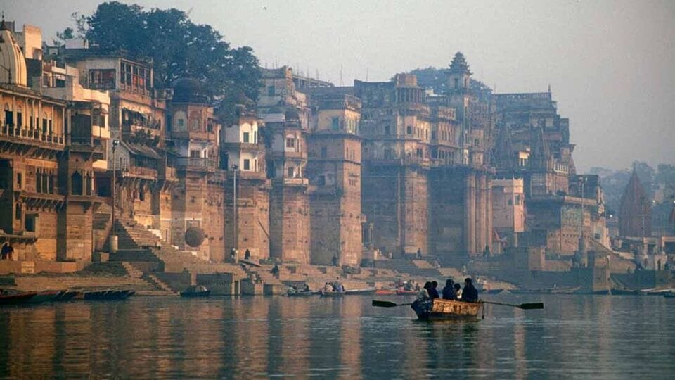 গঙ্গার জল কেন কখনও নষ্ট হয় না?