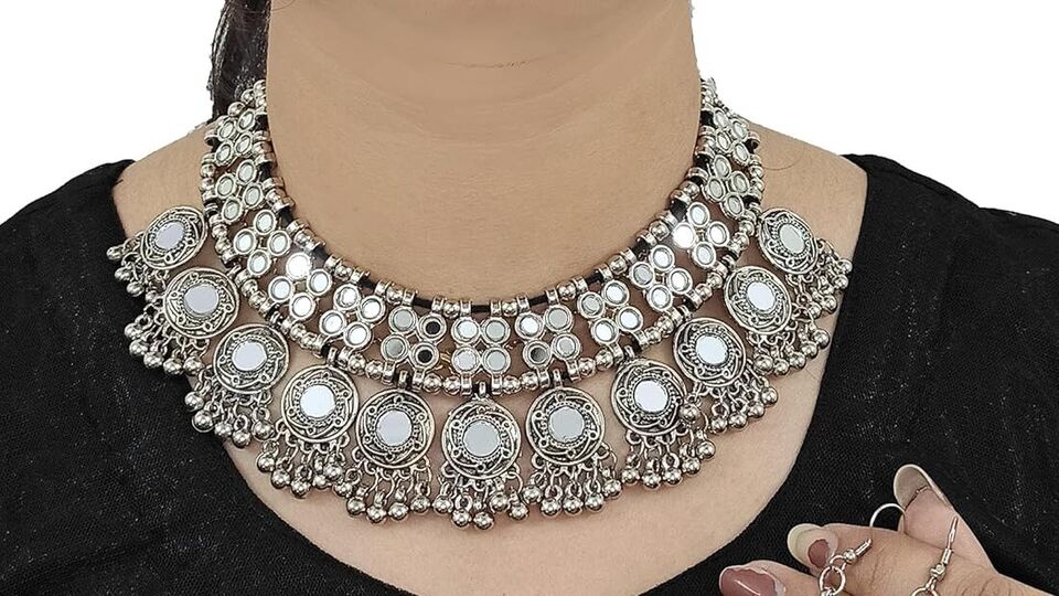 কোন পোশাকের সঙ্গে কোনটি মানানসই?