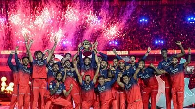 আইপিএল জয়ের পরে ট্রফি নিয়ে আরসিবির সতীর্থদের সঙ্গে উচ্ছ্বাস ক্রুণাল পান্ডিয়ার। (ছবি সৌজন্যে এএফপি) আইপিএল জয়ের পরে ট্রফি নিয়ে আরসিবির সতীর্থদের সঙ্গে উচ্ছ্বাস ক্রুণাল পান্ডিয়ার। (ছবি সৌজন্যে এএফপি)