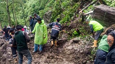 সিকিমে রাস্তা পরিষ্কারের কাজ চলছে। (PTI)