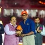 গুজরাট টাইটানসের সাই সুদর্শন আইপিএল ২০২৫-এ সব থেকে বেশি রান সংগ্রহ করে টুর্নামেন্টের অরেঞ্জ ক্যাপ জিতে নেন। তিনি ১৫টি ইনিংসে ব্যাট করে ৫৪.২১ গড়ে সাকুল্যে ৭৫৯ রান সংগ্রহ করেন। এবারের আইপিএলে সুদর্শন ১টি সেঞ্চুরি ও ৬টি হাফ-সেঞ্চুরি করেছেন। সর্বোচ্চ ব্যক্তিগত ইনিংস অপরাজিত ১০৮ রানের। তিনি চার মেরেছেন সব থেকে বেশি ৮৮টি এবং ছক্কা হাঁকিয়েছেন ২১টি। ছবি- পিটিআই।