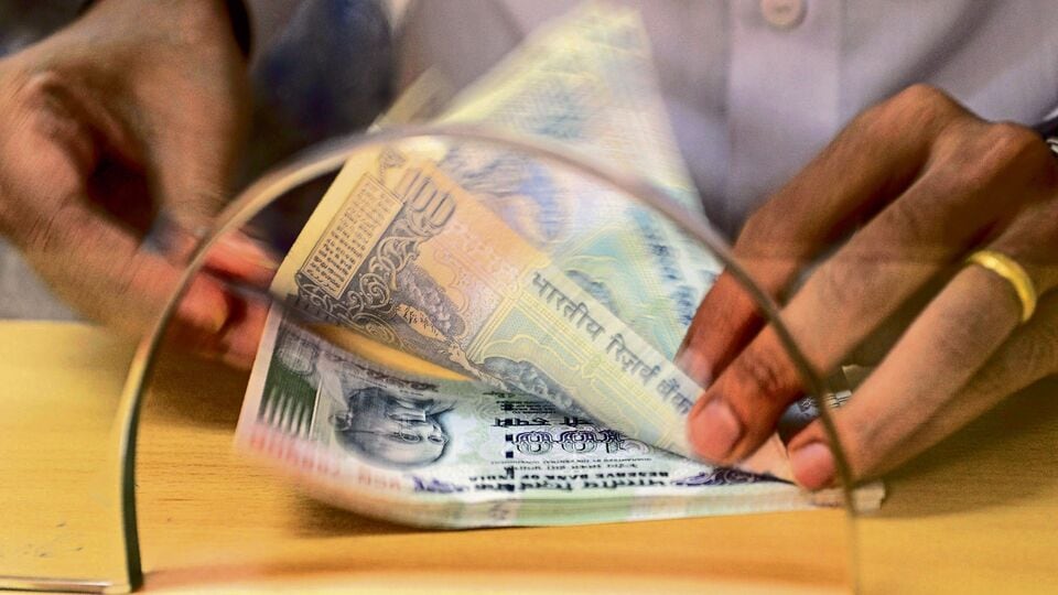 এমনিতে রাজ্য সরকার এখন যথেষ্ট চাপে রয়েছে। কারণ পঞ্চম বেতন কমিশনের আওতায় বকেয়া মহার্ঘ ভাতার (ডিয়ারনেস অ্যালোওয়েন্স বা ডিএ) মিটিয়ে দেওয়ার ক্ষেত্রে সুপ্রিম কোর্ট যে ছয় সপ্তাহের ডেডলাইন বেঁধে দিয়েছে, ইতিমধ্যে তার প্রায় অর্ধেক সময় কেটে গিয়েছে। রাজ্যের পেশ করা হিসাব অনুযায়ী, বকেয়া ডিএয়ের ২৫ শতাংশ মেটাতে ১০,০০০ কোটি টাকার বেশি খরচ হবে। (ছবিটি প্রতীকী, সৌজন্যে এএফপি)