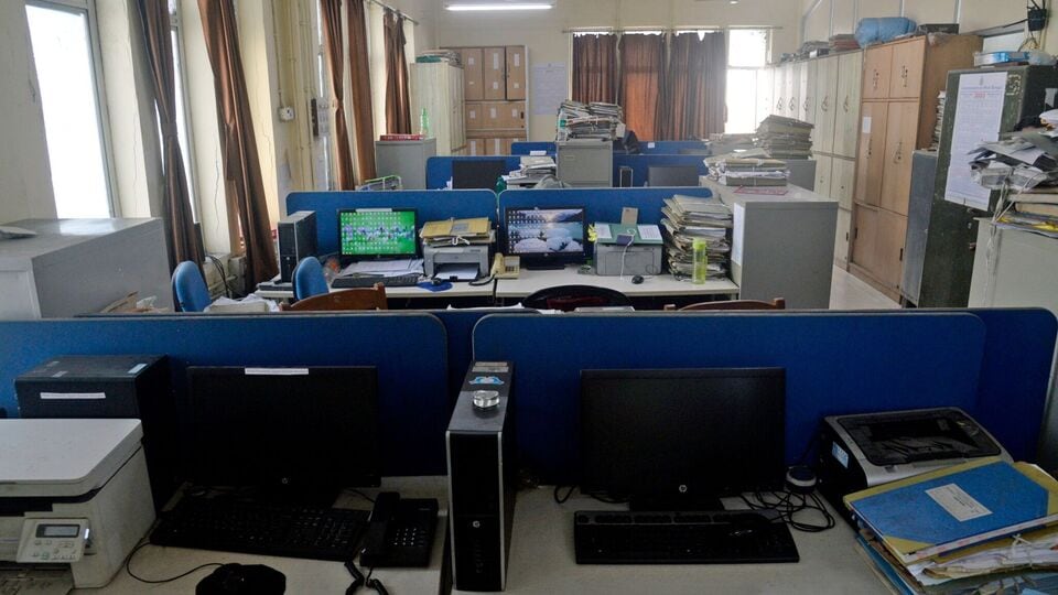 একইভাবে কনফেডারেশন অফ স্টেট গভর্নমেন্ট এমপ্লয়িজ, সার্ভিস ডক্টরস ফোরাম, পশ্চিমবঙ্গ সরকারি কর্মচারী ইউনিয়ন এবং নার্সেস ইউনিটের তরফে যৌথভাবে রাজ্য সরকারকে একটি চিঠি দিয়ে দাবি করা হয়, ৭ মে'র নির্দেশিকার কারণে রাজ্য সরকারি কর্মচারীরা চূড়ান্ত সমস্যায় পড়ছেন। তাই সেই নির্দেশিকা প্রত্যাহার করা হোক। অবশেষে আজ সেই নির্দেশিকা প্রত্যাহার করল রাজ্য। (ছবিটি প্রতীকী, সৌজন্যে এএনআই)