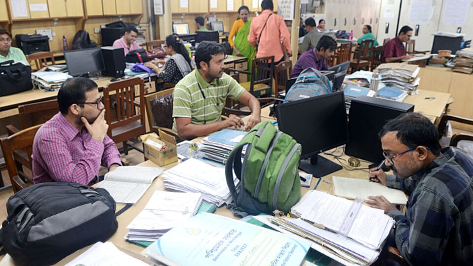 আসলে অপারেশন সিঁদুরের পরবর্তী সময় পশ্চিমবঙ্গ সরকারের তরফে নির্দেশ দেওয়া হয়েছিল, স্বাস্থ্যগত বিষয় ছাড়া অন্য কোনও কারণে রাজ্য সরকারের কর্মচারীদের যে ছুটি মঞ্জুর করা হয়েছে, তা বাতিল করে দেওয়া হচ্ছে। নিজের দফতরের প্রধানের লিখিত অনুমতি ছাড়া রাজ্য সরকারের কোনও কর্মী নিজেদের সদর দফতর ছেড়ে যেতে পারবেন না। পরবর্তী নির্দেশ পর্যন্ত সেই নির্দেশ কার্যকর থাকবে। (ছবিটি প্রতীকী, সৌজন্যে এএনআই)