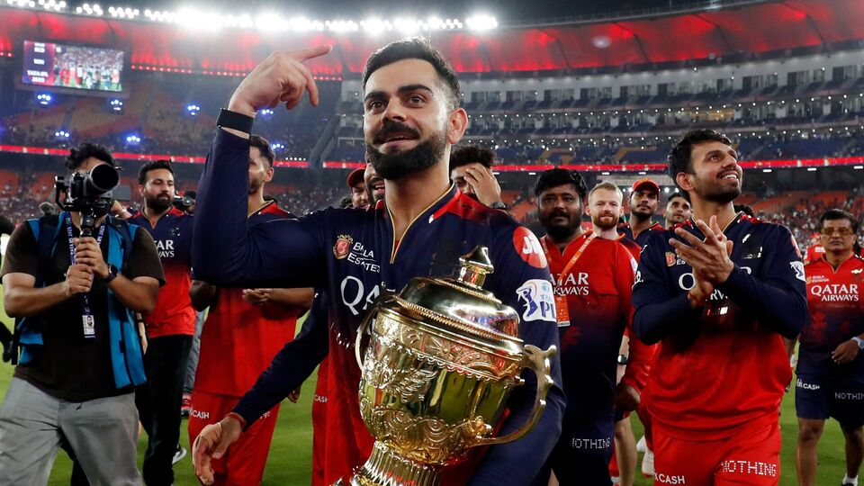আইপিএলের ইতিহাসে সব থেকে বেশি রানের মালিক বিরাট (৮৬৬১)। সব থেকে বেশি সেঞ্চুরি (৮টি) করেছেন তিনি। সব থেকে বেশি হাফ-সেঞ্চুরির (৬৩টি) রেকর্ডও আগে থেকেই ছিল বিরাট কোহলির দখলে। মঙ্গলবার আইপিএলের ইতিহাসে সব থেকে বেশি চার মারা ক্রিকেটারে পরিণত হন কোহলি। তিনি আইপিএলের ২৬৭টি ম্যাচের ২৫৯টি ইনিংসে ব্যাট করে সাকুল্যে ৭৭১টি চার মেরেছেন। এতদিন আইপিএলে সব থেকে বেশি চার মারার রেকর্ড ছিল শিখর ধাওয়ানের। তিনি ইন্ডিয়ান প্রিমিয়র লিগে সাকুল্যে ৭৬৮টি চার মেরেছেন। সুতরাং, ধাওয়ানের কাছ থেকে সেই রেকর্ড ছিনিয়ে নিলেন বিরাট। ছবি- এএনআই।