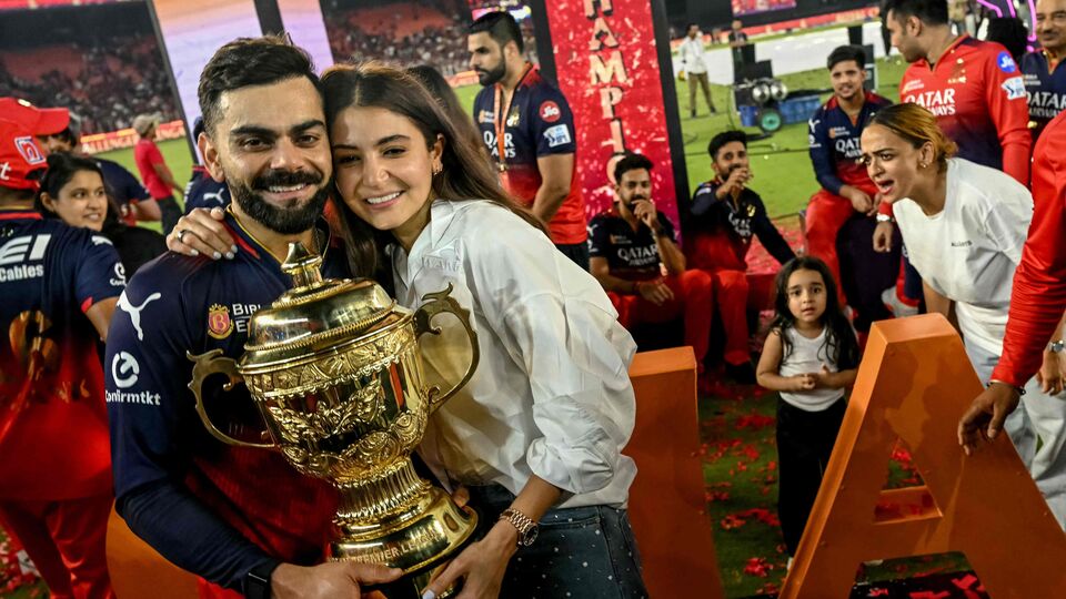 আর দীর্ঘ ১৮ বছরের অপেক্ষায় ইতি টেনে আরসিবি আইপিএল জেতার পরে উচ্ছ্বাসে ভেসে গিয়েছেন অনুষ্কা। বিরাটের সঙ্গে তাঁকেও অনেক কিছু সইতে হয়েছে। সেইসব ঝড় সামলে শেষপর্যন্ত আরসিবি যখন আইপিএল জিতল, তখন বিরাটের মতোই আবেগে ভেসে গেলেন অনুষ্কা। বেঙ্গালুরুর মেয়ের গালে একরাশ হাসি দেখা গিয়েছে। বিরাট ও আরসিবি পরিবারের সঙ্গে প্রতিটি মুহূর্ত উপভোগ করতে দেখা গিয়েছে তাঁকে। (ছবি সৌজন্যে এএফপি)
