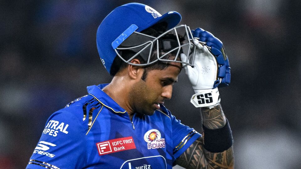 মুম্বই ইন্ডিয়ান্সের সূর্যকুমার যাদব আইপিএল ২০২৫-এ সব থেকে বেশি রান সংগ্রহ করা ব্যাটারদের তালিকায় দ্বিতীয় স্থানে থাকেন। তিনি ১৬টি ইনিংসে ব্যাট করে ৬৫.১৮ গড়ে সাকুল্যে ৭১৭ রান সংগ্রহ করেন। এবারের আইপিএলে সূর্যকুমার মোট ৫টি হাফ-সেঞ্চুরি করেছেন। সর্বোচ্চ ব্যক্তিগত ইনিংস অপরাজিত ৭৩ রানের। তিনি চার মেরেছেন ৬৯টি এবং ছক্কা হাঁকিয়েছেন ৩৮টি। ছবি- এএফপি।