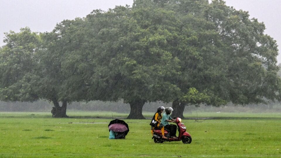 মঙ্গলবার পূর্ব বিহারের উপরে ঘূর্ণাবর্ত অবস্থান করছিল, সেটা আপাতত উত্তর বাংলাদেশ এবং সংলগ্ন এলাকার উপরে অবস্থান করছে। সেই পরিস্থিতিতে আজ এবং আগামিকাল পশ্চিমবঙ্গের একাধিক জেলায় ভারী বৃষ্টি চলবে। সেইসঙ্গে জেলায়-জেলায় ঝোড়ো হাওয়া বইবে। এমনিতে মঙ্গলবার উত্তরবঙ্গের বিভিন্ন জায়গায় ভারী থেকে অতি ভারী বৃষ্টি এবং দক্ষিণবঙ্গের বিভিন্ন অংশে ভারী বৃষ্টি হয়েছে। (ছবি সৌজন্যে এএফপি)