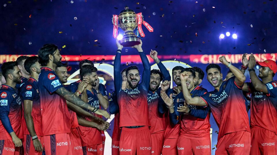 বিরাট কোহলি আইপিএল ২০২৫-এর ১৫টি ম্যাচে ব্যাট করতে নেমে টুর্নামেন্টের তৃতীয় সর্বোচ্চ ৬৫৭ রান সংগ্রহ করেছেন। কোনও শতরান না করলেও তিনি মোট ৮টি হাফ-সেঞ্চুরি করেন এবারের ইন্ডিয়ান প্রিমিয়র লিগে। আরসিবির হয়ে সব থেকে বেশি রান করেছেন কোহলিই। সুতরাং, শুধু ফাইনালের জয়েই নয়, বরং বেঙ্গালুরুর ট্রফি জয়ের পিছনে ব্যাট হাতে সব থেকে বড় ভূমিকা নেন বিরাট। ছবি- এএফপি।