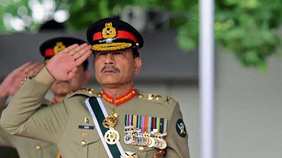 পাকিস্তানের সেনাপ্রধানের এমন ঘৃণ্য মনোভাবের পর্দা ফাঁস করে ইমরানের পোস্টে লেখা হয়,' ব্যক্তিগত প্রতিহিংসার জন্য আমার স্ত্রীকে যেভাবে টার্গেট করা হয়েছে তা নজিরবিহীন। এমনকি পাকিস্তানের একনায়কতন্ত্রের অন্ধকারতম সময়েও এমন ঘটনা কখনও ঘটেনি।' ইমরান লিখছেন, তাঁর স্ত্রী বুশরার ‘বিরুদ্ধে অপরাধে সহায়তা এবং প্ররোচনার অভিযোগ আনা হয়েছিল, যার কোনও প্রমাণ কখনও উপস্থাপন করা হয়নি, এবং তাকে একের পর এক মিথ্যা মামলায় গ্রেপ্তার করা হচ্ছে।’ (Photo by HANDOUT / Pakistan's Prime Minister Office / AFP)(AFP)