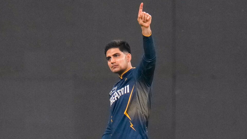 গুজরাট টাইটানসের ক্যাপ্টেন শুভমন গিল আইপিএল ২০২৫-এ সব থেকে বেশি রান সংগ্রহ করা ব্যাটারদের তালিকায় চতুর্থ স্থানে থাকেন। তিনি ১৫টি ইনিংসে ব্যাট করে ৫০.০০ গড়ে সাকুল্যে ৬৫০ রান সংগ্রহ করেন। এবারের আইপিএলে গিল মোট ৬টি হাফ-সেঞ্চুরি করেছেন। সর্বোচ্চ ব্যক্তিগত ইনিংস অপরাজিত ৯৩ রানের। তিনি চার মেরেছেন ৬২টি এবং ছক্কা হাঁকিয়েছেন ২৪টি। ছবি- পিটিআই।