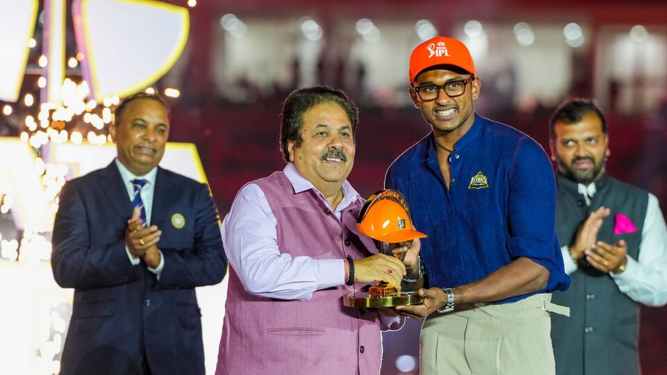 গুজরাট টাইটানসের সাই সুদর্শন আইপিএল ২০২৫-এ সব থেকে বেশি রান সংগ্রহ করে টুর্নামেন্টের অরেঞ্জ ক্যাপ জিতে নেন। তিনি ১৫টি ইনিংসে ব্যাট করে ৫৪.২১ গড়ে সাকুল্যে ৭৫৯ রান সংগ্রহ করেন। এবারের আইপিএলে সুদর্শন ১টি সেঞ্চুরি ও ৬টি হাফ-সেঞ্চুরি করেছেন। সর্বোচ্চ ব্যক্তিগত ইনিংস অপরাজিত ১০৮ রানের। তিনি চার মেরেছেন সব থেকে বেশি ৮৮টি এবং ছক্কা হাঁকিয়েছেন ২১টি। ছবি- পিটিআই।