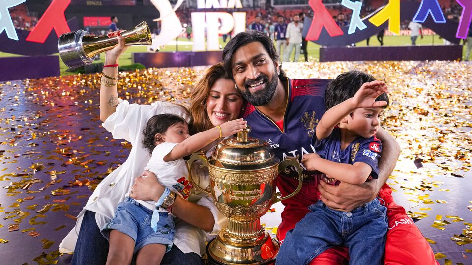 কেউ-কেউ তো বলছিলেন যে ওই মহিলা আদতে আরসিবি তারকা ক্রুণাল পান্ডিয়ার স্ত্রী পাঙ্খুরি শর্মা। যদিও সেটা সত্যি নয়। ফাইনালের দিন পাঙ্খুরি মাঠে থাকলেও অনুষ্কার পাশে যিনি বসেছিলেন, তিনি আদতে বিরাট-পত্নীর বন্ধু মালবিকা নায়েক। তাঁরা দীর্ঘদিনের বন্ধু। এমনকী স্বামীদের সঙ্গে মিলে ঘুরতেও যান তাঁরা। সেই চারজনকে অতীতে একসঙ্গে দেখাও গিয়েছে। (ছবি সৌজন্যে পিটিআই)