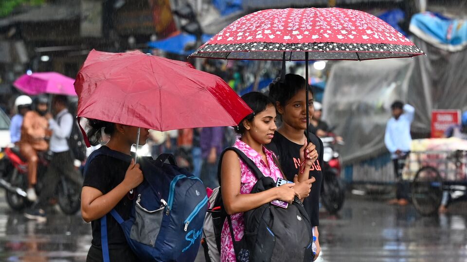 আজ দক্ষিণবঙ্গের প্রতিটি জেলার একাধিক অংশে বজ্রবিদ্যুৎ-সহ হালকা থেকে মাঝারি বৃষ্টি হবে। মুর্শিদাবাদ, পূর্ব বর্ধমান, পশ্চিম বর্ধমান, পূর্ব মেদিনীপুর, পশ্চিম মেদিনীপুর, উত্তর ২৪ পরগনা এবং দক্ষিণ ২৪ পরগনায় ঘণ্টায় ৪০-৫০ কিলোমিটার বেগে ঝোড়ো হাওয়া বইবে। কলকাতা, হাওড়া, হুগলি, ঝাড়গ্রাম, বীরভূম এবং নদিয়ায় ঝড়ের বেগ থাকবে ঘণ্টায় ৩০-৪০ কিমি। প্রতিটি জেলায় হলুদ সতর্কতা জারি করা হয়েছে। (ছবি সৌজন্যে, সমীর জানা/হিন্দুস্তান টাইমস)
