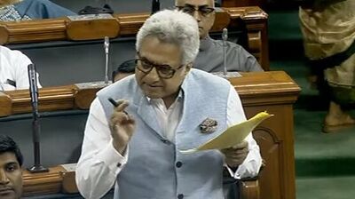 জানা গিয়েছে, পেশায় আইনজীবী পিণাকী মিশ্র এর আগে মহুয়া মৈত্রের হয়ে মামলা লড়েছিলেন। যখন মহুয়াকে সাংসদ বাংলো খালি করর নোটিশ ধরানো হয়েছিল। তখনও মহুয়ার পাশে দাঁড়িয়েছিলেন পিণাকী। তৃণমূল সাংসদের হয়ে আদালতে সওয়াল করেছিলেন এই বিজেডি নেতা। জানা গিয়েছে, পেশায় আইনজীবী পিণাকী মিশ্র এর আগে মহুয়া মৈত্রের হয়ে মামলা লড়েছিলেন। যখন মহুয়াকে সাংসদ বাংলো খালি করর নোটিশ ধরানো হয়েছিল। তখনও মহুয়ার পাশে দাঁড়িয়েছিলেন পিণাকী। তৃণমূল সাংসদের হয়ে আদালতে সওয়াল করেছিলেন এই বিজেডি নেতা।