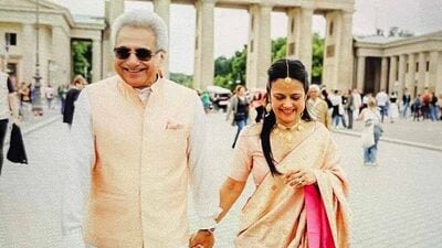 জানা গিয়েছে, জার্মানিতে গিয়ে বিয়ে করেছেন মহুয়া মৈত্র। টেলিগ্রাফের তরফ থেকে একটি ছবিও প্রকাশ করা হয়েছে নব দম্পতির। জানা যাচ্ছে, মহুয়া মৈত্র বিয়ে করেছেন পিণাকী মিশ্রকে। তিনি বিজু জনতা দলের নেতা। তিনি পুরীর সাংসদ ছিলেন এর আগে। এটা মহুয়ার দ্বিতীয় বিয়ে। জানা গিয়েছে, জার্মানিতে গিয়ে বিয়ে করেছেন মহুয়া মৈত্র। টেলিগ্রাফের তরফ থেকে একটি ছবিও প্রকাশ করা হয়েছে নব দম্পতির। জানা যাচ্ছে, মহুয়া মৈত্র বিয়ে করেছেন পিণাকী মিশ্রকে। তিনি বিজু জনতা দলের নেতা। তিনি পুরীর সাংসদ ছিলেন এর আগে। এটা মহুয়ার দ্বিতীয় বিয়ে।