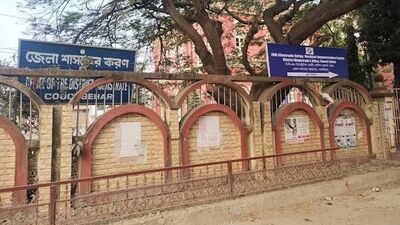 রাস্তা আটকে ২০০ বছরের পুরনো মন্দিরের কাছেই DM অফিসের গেট নির্মাণ, শোকজ আদালতের রাস্তা আটকে ২০০ বছরের পুরনো মন্দিরের কাছেই DM অফিসের গেট নির্মাণ, শোকজ আদালতের