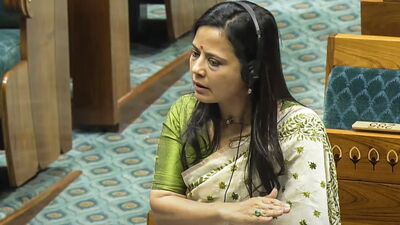 রিপোর্টে দাবি করা হয়েছে, এর আগে তিনবছর আইনজীবী জয় অনন্ত দেহদরাইয়ের সঙ্গে তিনবছরের সম্পর্কে ছিলেন মহুয়া মৈত্র। পরে তাঁদের ছাড়াছাড়ি হয়ে যায়। দু'জনের সম্পর্কে তিক্ততা বাড়ে। পোষ্যের কাস্টডি নিয়ে মামলা গড়িয়েছিল আদালতে। এদিকে সেখান থেকেই পরে অনন্তের সূত্র ধরে মহুয়া জড়িয়ে পড়েন সাংসদ পোর্টালের লগইন পাসওয়ার্ড বিতর্কে। তখন সাংসদ পদ খোয়াতে হয়েছিল মহুয়াকে। (PTI) রিপোর্টে দাবি করা হয়েছে, এর আগে তিনবছর আইনজীবী জয় অনন্ত দেহদরাইয়ের সঙ্গে তিনবছরের সম্পর্কে ছিলেন মহুয়া মৈত্র। পরে তাঁদের ছাড়াছাড়ি হয়ে যায়। দু'জনের সম্পর্কে তিক্ততা বাড়ে। পোষ্যের কাস্টডি নিয়ে মামলা গড়িয়েছিল আদালতে। এদিকে সেখান থেকেই পরে অনন্তের সূত্র ধরে মহুয়া জড়িয়ে পড়েন সাংসদ পোর্টালের লগইন পাসওয়ার্ড বিতর্কে। তখন সাংসদ পদ খোয়াতে হয়েছিল মহুয়াকে। (PTI)