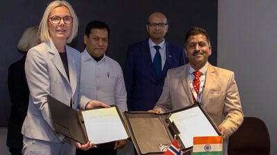 নরওয়ের এক সংস্থার সঙ্গে ভারতের প্রথম মেরু গবেষণা জাহাজ তৈরির চুক্তি স্বাক্ষর করল কলকাতার গার্ডেনরিচ শিপবিল্ডার্স। এক মাসে এই সংস্থার শেয়ারের দাম বেড়েছে ৭৫ শতাংশেরও বেশি। শুধুমাত্র গতকালই এই সংস্থার শেয়ারের দাম একটা সময় ৩০০ টাকার ওপরে বেড়ে গিয়েছিল। অর্থাৎ ইন্ট্রাডে-তে এই সংস্থার শেয়ার ৯ শতাংশেরও বেশি বেড়েছিল। (PTI) নরওয়ের এক সংস্থার সঙ্গে ভারতের প্রথম মেরু গবেষণা জাহাজ তৈরির চুক্তি স্বাক্ষর করল কলকাতার গার্ডেনরিচ শিপবিল্ডার্স। এক মাসে এই সংস্থার শেয়ারের দাম বেড়েছে ৭৫ শতাংশেরও বেশি। শুধুমাত্র গতকালই এই সংস্থার শেয়ারের দাম একটা সময় ৩০০ টাকার ওপরে বেড়ে গিয়েছিল। অর্থাৎ ইন্ট্রাডে-তে এই সংস্থার শেয়ার ৯ শতাংশেরও বেশি বেড়েছিল। (PTI)