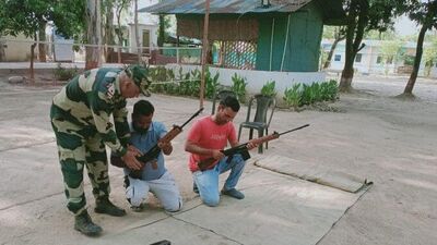 আগাম যুদ্ধের প্রস্তুতি! কাশ্মীর সীমান্তে গ্রামবাসীদের অস্ত্রের প্রশিক্ষণ বিএসএফ-র (সৌজন্যে টুইটার)