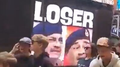 পহেলগাঁওয়ে ২৬ জনের প্রাণহানির জবাবে ভারতীয় সশস্ত্র বাহিনীর ‘অপারেশন সিঁদুর' স্ট্রাইকে কোমর ভেঙে গিয়েছে পাকিস্তানের। তবে এরপরও সেনা প্রধান আসিম মুনিরকে ফিল্ড মার্শাল পদে বসিয়েছে পাকিস্তানি সরকার। পাকিস্তানের ইতিহাসে দ্বিতীয় ফিল্ড মার্শাল হয়েছেন তিনি। তবে পাকিস্তানিরাই আসিম মুনিরের ঠাট্টা ওড়াচ্ছেন দেশে বিদেশে। পহেলগাঁওয়ে ২৬ জনের প্রাণহানির জবাবে ভারতীয় সশস্ত্র বাহিনীর ‘অপারেশন সিঁদুর' স্ট্রাইকে কোমর ভেঙে গিয়েছে পাকিস্তানের। তবে এরপরও সেনা প্রধান আসিম মুনিরকে ফিল্ড মার্শাল পদে বসিয়েছে পাকিস্তানি সরকার। পাকিস্তানের ইতিহাসে দ্বিতীয় ফিল্ড মার্শাল হয়েছেন তিনি। তবে পাকিস্তানিরাই আসিম মুনিরের ঠাট্টা ওড়াচ্ছেন দেশে বিদেশে।