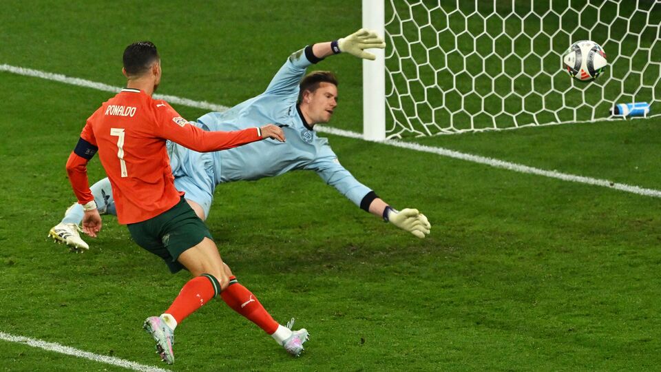 সেমিফাইনালের প্রথমার্ধে দু'দলের কেউই প্রতিপক্ষের জালে বল জড়াতে পারেনি। ফলে বিরতিতে ম্যাচের স্কোর-লাইন ছিল ০-০। দ্বিতীয়ার্ধের শুরুতেই গোল করে এগিয়ে যায় জার্মানি। ৪৮ মিনিটের মাথায় ফ্লোরিয়ান উইর্টজ পর্তুগালের জালে বল জড়ান। ৬৩ মিনিটের মাথায় ফ্রান্সিসকো কনসিকাওয়ের গোলে ম্যাচে ১-১ সমতা ফেরায় পর্তুগাল। ৬৮ মিনিটের মাথায় পর্তুগালের হয়ে জয়সূচক গোল করেন ক্রিশ্চিয়ানো রোনাল্ডো। ছবি- এপি।