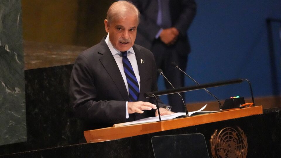 পাকিস্তানের মদতে পহেলগাঁও জঙ্গি হামলা হওয়ার পরে অপারেশন সিঁদুর চালিয়েছিল ভারত। এই আবহে ভারত ও পাকিস্তানের মধ্যে সম্পর্ক আগের চেয়ে আরও উত্তেজনাপূর্ণ হয়ে উঠছে। এহেন পরিস্থিতিতে বিশ্বের বহু দেশের সন্ত্রাসবাদ ইস্যুতে পাকিস্তানকে ফাঁস করে দেওয়ার চেষ্টা করেছে ভারত। এসবের মাঝেই এবার রাষ্ট্রসংঘের নিরাপত্তা পরিষদে (ইউএনএসসি) বড় দায়িত্ব পেয়ে গেল পাকিস্তান। (AFP)