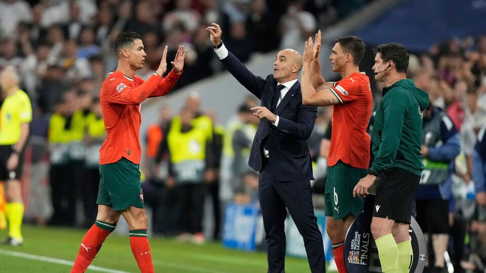 বুধবার মিউনিখের অ্যালায়েঞ্জ এরিনায় উয়েফা নেশনস লিগের সেমিফাইনালে জার্মানির বিরুদ্ধে মাঠে নামে পর্তুগাল। ম্যাচের প্রথমার্ধ গোলশূন্য থাকে। দ্বিতীয়ার্ধের শুরুতেই এক গোলে পিছিয়ে পড়ে পর্তুগাল। সেখান থেকে ঘুরে দাঁড়িয়ে জোড়া গোল করে তারা। ৫ মিনিটের ঝোড়ো ফুটবলেই জার্মানির স্বপ্নভঙ্গ করেন রোনাল্ডোরা। ম্যাচে ক্রিশ্চিয়ানো নিজে দলের হয়ে জয়সূচক গোল করেন। ছবি- এপি।