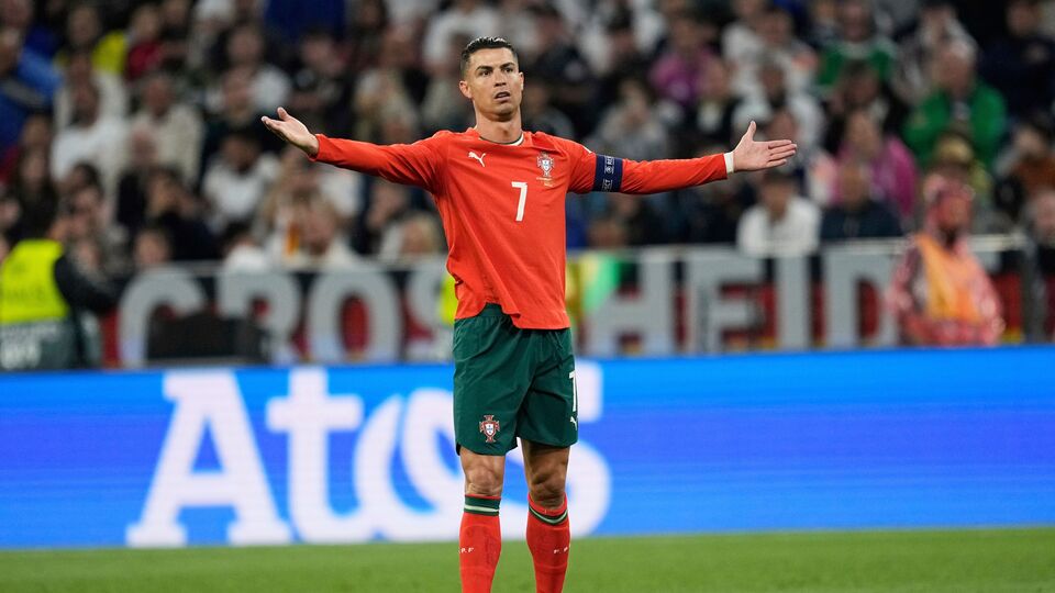 ক্রিশ্চিয়ানো রোনাল্ডো নিজের আন্তর্জাতিক কেরিয়ারের ১৩৭ নম্বর গোল করেন জার্মানির বিরুদ্ধে এই ম্যাচে। পর্তুগাল ২০১৮-১৯ উদ্বোধনী মরশুমে উয়েফা নেশনস লিগ চ্যাম্পিয়ন হয়। এই নিয়ে দ্বিতীয়বার তারা নেশনস লিগের ফাইনালে ওঠে। উল্লেখ্য, এই নিয়ে মোট ৪টি মরশুম খেলা হচ্ছে উয়েফা নেশনস লিগ। বাকি ২ বার চ্যাম্পিয়ন হয় ফ্রান্স (২০২০-২১) ও স্পেন (২০২২-২৩)। ছবি- এপি।