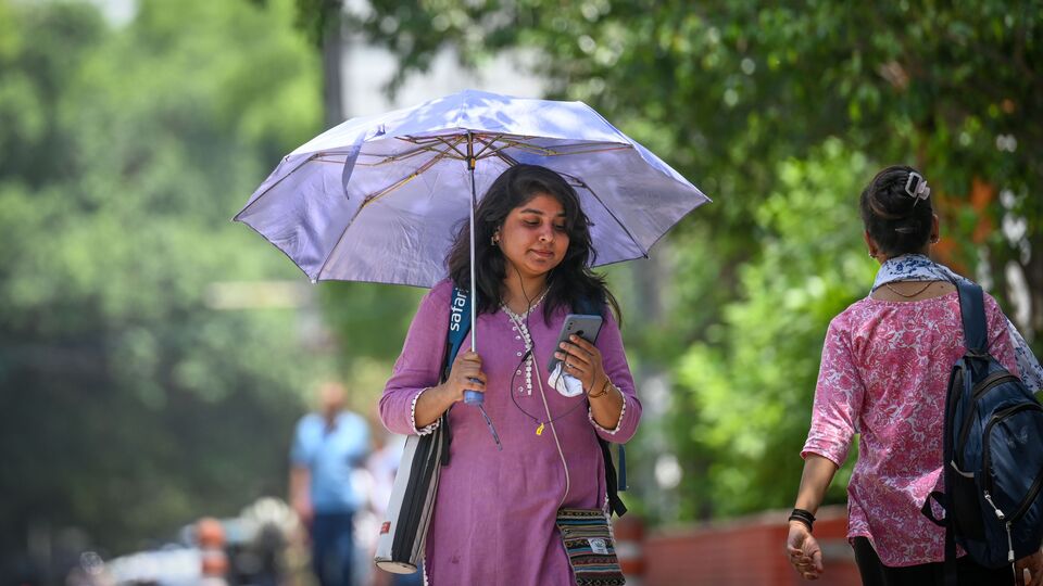 পাশাপাশি পড়ুয়াদের যাতে ইন্টার্নশিপের ব্যবস্থা করে দেওয়া যায়, তা নিয়েও আলোচনা চলছে। মুখ্যমন্ত্রী জানিয়েছেন, পশ্চিমবঙ্গে পাওয়ার ইলেকট্রনিকসের পরিবেশ তৈরি করার জন্য হাতে হাত মিলিয়ে কাজ করছে গ্লোবাল ফাউন্ডারিজ, বিভিন্ন স্টার্ট-আপ, শিক্ষা প্রতিষ্ঠান এবং শিল্প মহল। বিশ্ববিদ্যালয়ের পড়ুয়াদের জন্য ইন্টার্নশিপেরও পরিকল্পনা করা হচ্ছে। (ছবিটি প্রতীকী, সৌজন্যে সঞ্চিত খান্না/হিন্দুস্তান টাইমস)