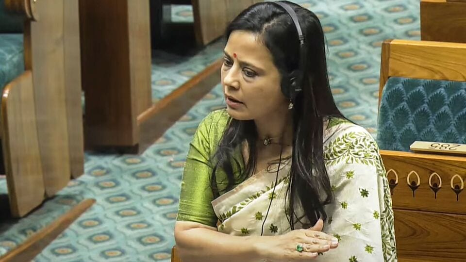 রিপোর্টে দাবি করা হয়েছে, এর আগে তিনবছর আইনজীবী জয় অনন্ত দেহদরাইয়ের সঙ্গে তিনবছরের সম্পর্কে ছিলেন মহুয়া মৈত্র। পরে তাঁদের ছাড়াছাড়ি হয়ে যায়। দু'জনের সম্পর্কে তিক্ততা বাড়ে। পোষ্যের কাস্টডি নিয়ে মামলা গড়িয়েছিল আদালতে। এদিকে সেখান থেকেই পরে অনন্তের সূত্র ধরে মহুয়া জড়িয়ে পড়েন সাংসদ পোর্টালের লগইন পাসওয়ার্ড বিতর্কে। তখন সাংসদ পদ খোয়াতে হয়েছিল মহুয়াকে। (PTI)