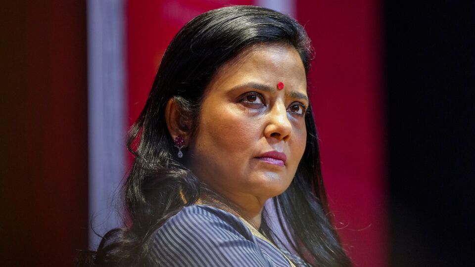 এর আগে মহুয়া মৈত্র ডেনমার্কের ব্যবসায়ী লার্স ব্ররসনকে বিয়ে করেছিলেন। পরে তাঁদের বিবাহবিচ্ছেদ ঘটে। আর এবার বার্লিনের প্রাসাদে নিজের জীবনের দ্বিতীয় ইনিংসের সূচনা করলেন কৃষ্ণনগরের তৃণমূল সাংসদ। পিণাকী মিশ্রের বয়স ৬৫ বছর। এদিকে মহুয়ার বয়স ৫১ বছর। এটা পিণাকীরও দ্বিতীয় বিয়ে। (PTI)