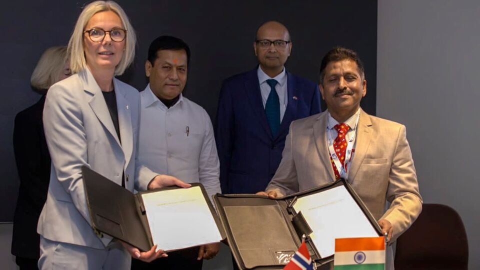 নরওয়ের এক সংস্থার সঙ্গে ভারতের প্রথম মেরু গবেষণা জাহাজ তৈরির চুক্তি স্বাক্ষর করল কলকাতার গার্ডেনরিচ শিপবিল্ডার্স। এক মাসে এই সংস্থার শেয়ারের দাম বেড়েছে ৭৫ শতাংশেরও বেশি। শুধুমাত্র গতকালই এই সংস্থার শেয়ারের দাম একটা সময় ৩০০ টাকার ওপরে বেড়ে গিয়েছিল। অর্থাৎ ইন্ট্রাডে-তে এই সংস্থার শেয়ার ৯ শতাংশেরও বেশি বেড়েছিল। (PTI)