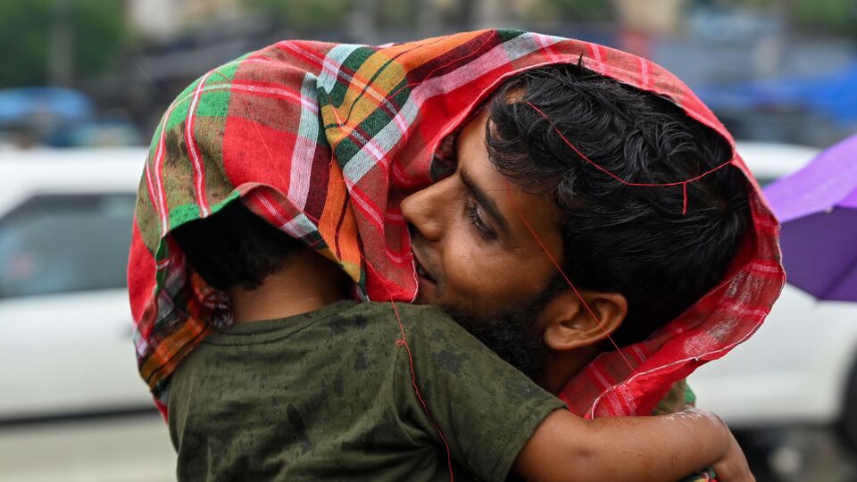 উত্তরবঙ্গে আজ সব জেলায় ঝড়বৃষ্টি হতে পারে বিকেল থেকেই। এর জেরে সর্বত্র জারি করা হয়েছে হলুদ সতর্কতা। এরপর ১১ জুন পর্যন্ত উত্তরবঙ্গের ওপরের পাঁচ জেলায় বৃষ্টি জারি থাকবে। এদিকে নীচের তিন জেলাতেও বৃষ্টি হতে থাকবে। মাঝে শুধু ৮ এবং ৯ জুন বৃষ্টি নাও হতে পারে উত্তর ও দক্ষিণ দিনাজপুর এবং মালদায়। (Hindustan Times)