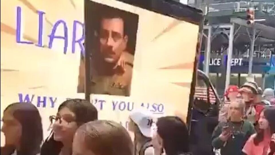 সম্প্রতি টাইমস স্কোয়ারে আসিম মুনিরকে কাক্ষ করে একটি ইলেকট্রিক ডিসপ্লে বসানো হয়েছিল। তাতে আসিম মুনিরকে 'ফ্রড মার্শাল' বলে সম্বোধন করা হয়েছিল। খুব সম্ভবত, ইমরান খানের কোনও সমর্থক সেই ডিসপ্লে সেখানে বসিয়েছিলেন। কারণ, ডিসপ্লেতে ইমরান খানের সঙ্গে আসিম মুনিরকে তুলনা করা হচ্ছিল। 