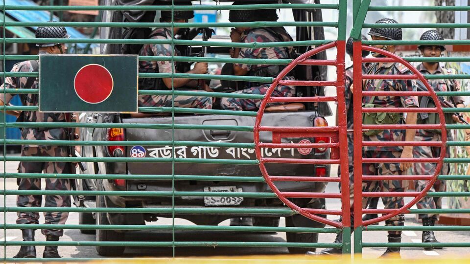 বিএসএফের এক আধিকারিককে উদ্ধৃত করে বলা হয়েছে, ওই জওয়ান মানবিকতার খাতিরে বাংলাদেশিদের কথা বলতে আসতে দিয়েছিলেন। কিন্তু সেই সব বাংলাদেশিরা অপরাধী ছিল। তারা সেই জওয়ানকে অপহরণ করে নিয়ে যায়। বিএসএফ সূত্রে খবর, বাংলাদেশের চাঁপাইনবাবগঞ্জ জেলায় কাঁঠালিয়া গ্রামের কাছে বাংলাদেশি অনুপ্রবেশকারীর আটকাতে গিয়ে ওই জওয়ান অপহৃত হয়েছিলেন দুষ্কৃতীদের হাতে। 