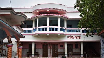 তবে কেউ যদি মনে করেন, রামকৃষ্ণমিশন ছাড়া অন্য কোথাও থাকবেন, তাহলেও বিচের ধারে পেয়ে যাবেন একাধিক বিচ স্টে। যদিও তার খরচ অনেকটাই বেশি। দিনপ্রতি আড়াই থেকে তিন হাজার পড়ে যাবে দু জনের। তবে কেউ যদি মনে করেন, রামকৃষ্ণমিশন ছাড়া অন্য কোথাও থাকবেন, তাহলেও বিচের ধারে পেয়ে যাবেন একাধিক বিচ স্টে। যদিও তার খরচ অনেকটাই বেশি। দিনপ্রতি আড়াই থেকে তিন হাজার পড়ে যাবে দু জনের।