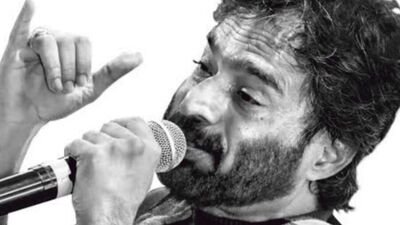 তাঁর কথায়, ‘আমার মনে হয়েছিল হারমোনিয়ম বাজাতে না পারলে ভাল গান গেয়ে প্রমাণ করা যাবে না, তাই হারমোনিয়ম নিয়ে বারো থেকে চোদ্দ ঘন্টা অনুশীলন করেছি।’ ওই অনুষ্ঠানেই নিজের প্রিয় খাবার চুমু নিয়ে বিষ্ফোরক কথা বলেন গায়ক। তাঁর কথায়, ‘আমার মনে হয়েছিল হারমোনিয়ম বাজাতে না পারলে ভাল গান গেয়ে প্রমাণ করা যাবে না, তাই হারমোনিয়ম নিয়ে বারো থেকে চোদ্দ ঘন্টা অনুশীলন করেছি।’ ওই অনুষ্ঠানেই নিজের প্রিয় খাবার চুমু নিয়ে বিষ্ফোরক কথা বলেন গায়ক।