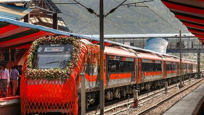 কাশ্মীর পেল ২ জোড়া বন্দে ভারত, বিশ্বের সবচেয়ে উঁচু রেল সেতু দিয়ে যেতে কত খরচ?